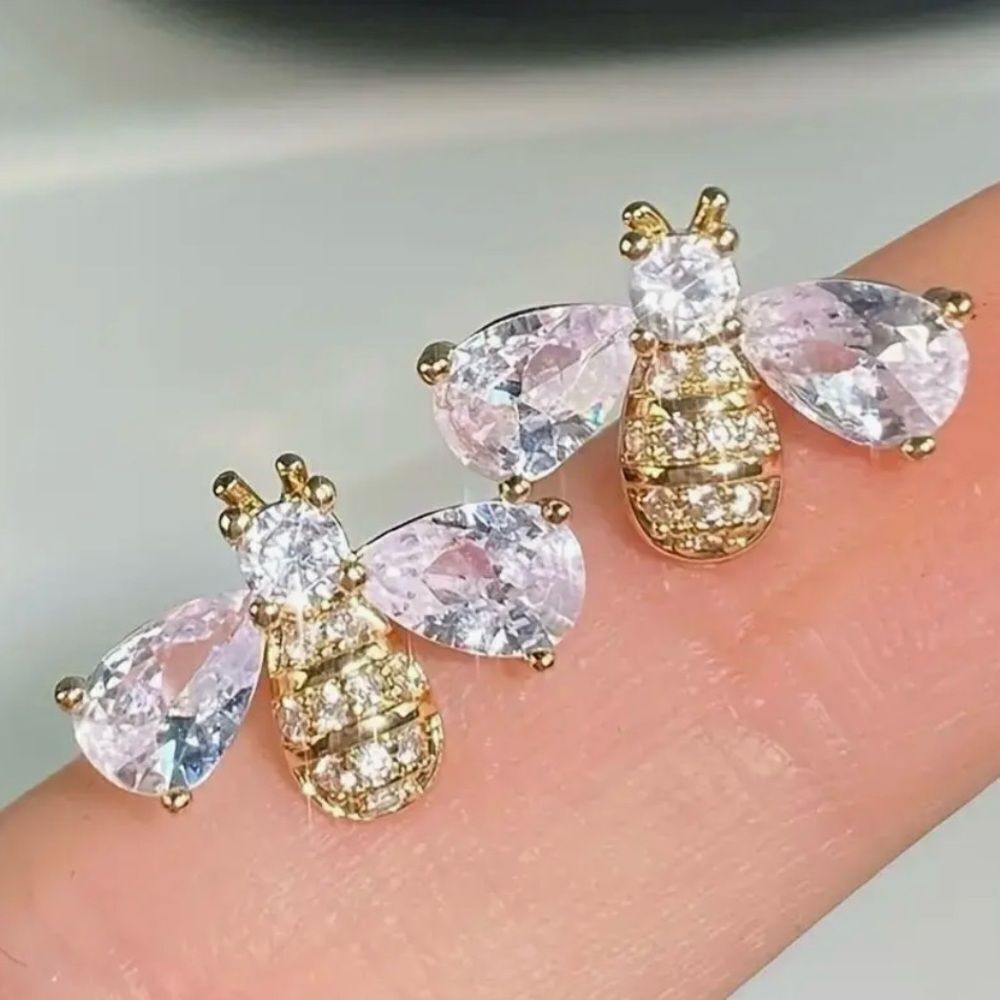 🐝 Betsey Johnson stunning crystal bumblebee earrings 🐝